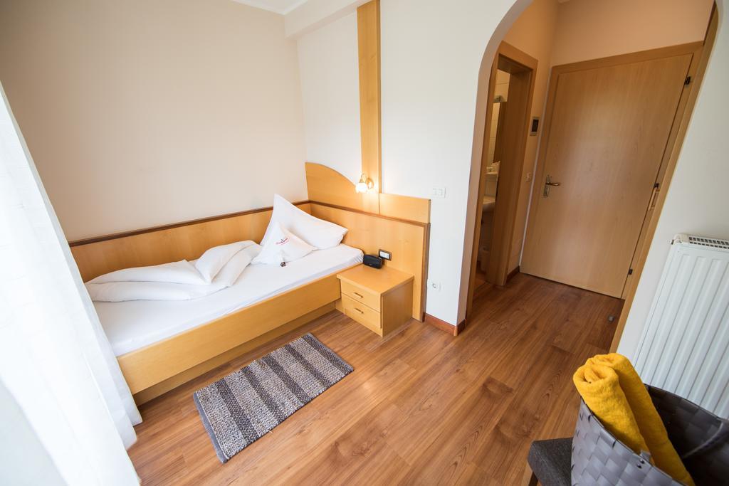 Waidmannhof Hotel Merano Room photo